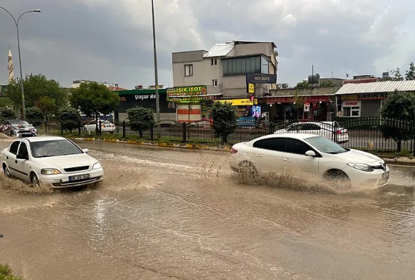 Süper Hücre Fırtına Can Aldı! İki İlde Eğitime Ara Verildi